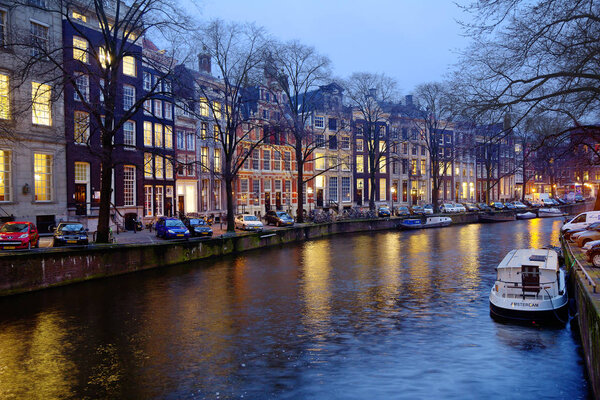 Амстердам, Нидерланды, 25.02.2013, каналы Амстердама. Общая протяженность сети каналов в городе составляет около 75 км., имеется 165 водных путей. Они ходят только на небольших прогулочных катерах и частных лодках
. 