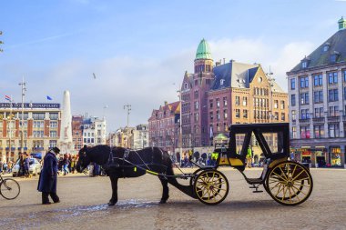 Amsterdam, Hollanda, 02/27/2013, Dam Meydanı'na. Dam Meydanı'na Central square Amsterdam, ünlü binalar ve Etkinlikler düzenlendiği var. Amstel RIV üzerinde inşa edilen baraj ile bağlı kare yanı sıra tüm şehir adı