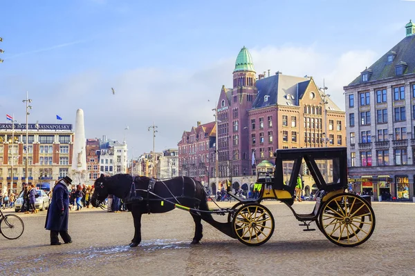 Amsterdam, Hollanda, 02/27/2013, Dam Meydanı'na. Dam Meydanı'na Central square Amsterdam, ünlü binalar ve Etkinlikler düzenlendiği var. Amstel RIV üzerinde inşa edilen baraj ile bağlı kare yanı sıra tüm şehir adı