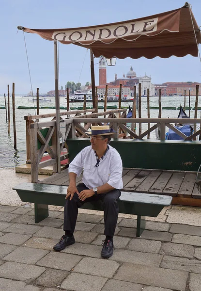 Venetië Italië 2012 Gondelier Aan Waterkant Het Bezoek Aan Venetië — Stockfoto