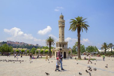 Izmir, Türkiye, 06/07/2012, kule saat. Ünlü Saat Kulesi, Izmir'in sembolü haline gelmiştir, Konak Meydanı'nda bulunmaktadır. Kule 1901 yılında Fransız mimar Raymond Pere tarafından yapılmıştır. Orada bir daire 25 metre yapısında dibinde 
