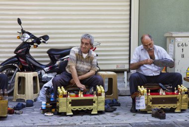 Izmir, Türkiye, 06/07/2012, Ayakkabı temizleyici. Orada Türk vatandaşı bir kült ayakkabı var. Onlar ayakkabı temizlemek için seviyorum. Onlar Ayakkabı temizleme için sağlam ve güzel tasarlanmış puan var.