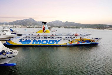 Sardunya, İtalya, 06/10/2012, Moby Cruise Gemi Sardinya bağlantı noktası. Gemiye dev bir gülümseyen mavi balina ve diğer çizgi film karakterleri Moby boyalı.