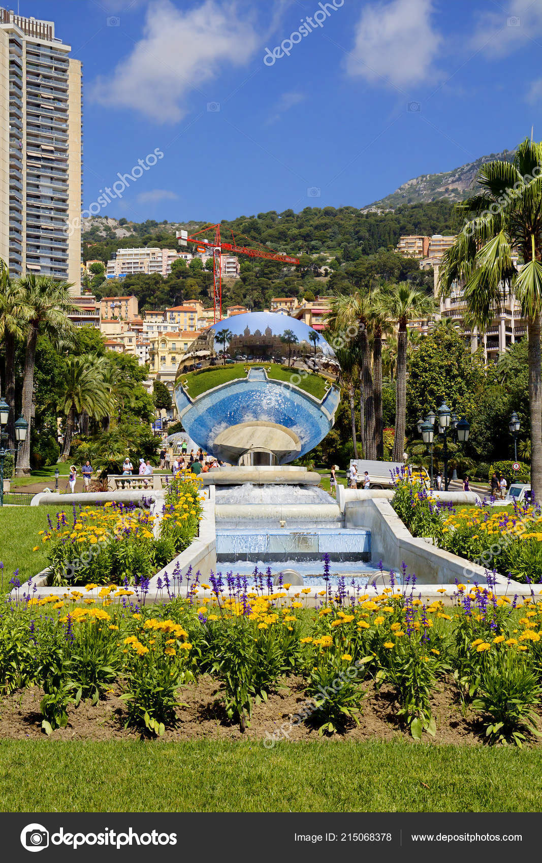 摩纳哥2012 蒙特卡洛赌场广场在蒙特卡洛赌场广场是最著名的其中一个最大的摩纳哥草坪补充这个地方的美丽镜面透镜安装在主入口的前面——