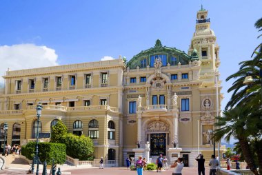 Monaco, 06/14/2012, Monte Carlo Opera Binası girişinde. Monako Opera Binası içinde 1870'lerde Charles Garnier mimar tarafından tasarlanmıştır. Tiyatro Akdeniz kıyısında yer alan.