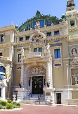 Monaco, 06/14/2012, Monte Carlo Opera Binası girişinde. Monako Opera Binası içinde 1870'lerde Charles Garnier mimar tarafından tasarlanmıştır. Tiyatro Akdeniz kıyısında yer alan.