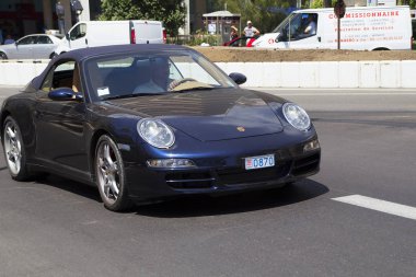 Monte Carlo, Monako, 06/14/2012, Porsche araba. Porsche başarı açık bir göstergesidir. Monte Carlo sokaklarında filme.
