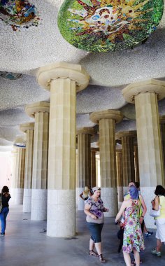 Barselona, İspanya, 06/15/2012, Gaudi Park sütunlarda salonu. Hall 