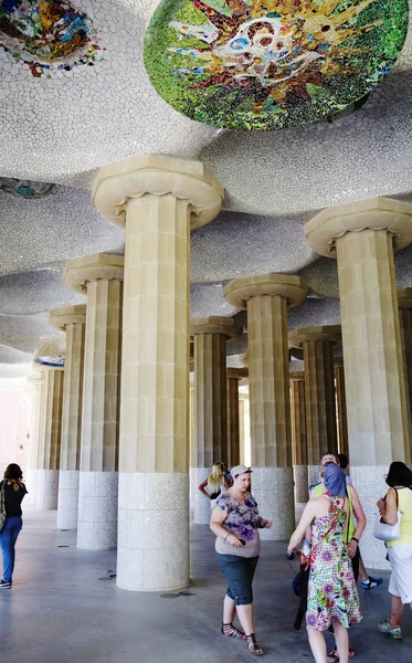 Barselona, İspanya, 06/15/2012, Gaudi Park sütunlarda salonu. Hall 