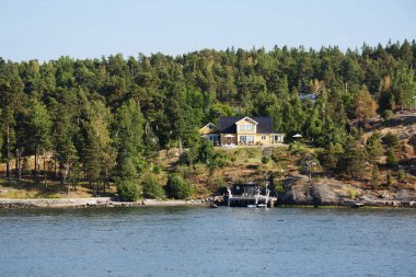 Stockholm, İsveç, 07/16/2010, Stockholm fiyort güzel evlerde. Fiyortları İskandinav ülkelerinde, uzun koyları deniz kıyısında güzel doğa, Adaları, güzel evler ile konumlar biridir