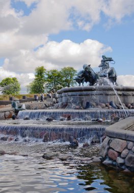 Kopenhag, Danimarka, 2010/07/18, Gefion çeşme. Bu Kopenhag Limanı yakınındaki bir çeşme var. Çeşme heykel bileşimi doğurganlık Gefion dört boğa ile İskandinav tanrıçası gösteriyor. Copenhage en etkileyici anıt olduğunu
