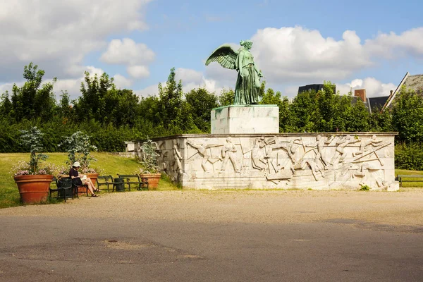 丹麦哥本哈根 2010 天使雕像 哥本哈根海港的天使雕像是第一次世界大战中遇难的水手的纪念碑 纪念碑是在 Langelinie 公园竖立的 — 图库照片