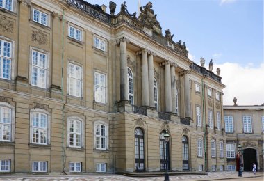 Kopenhag, Danimarka, 2010/07/18, Amalienborg Sarayı. Amalienborg Palace Kopenhag Kraliyet ikametgahı ve Danimarka Kraliyet ailesinin ikamet olduğunu. Karmaşık, sarayın dört bina aynı cephe ve dört kanatlar ile oluşan bir Ekim oluşturur
