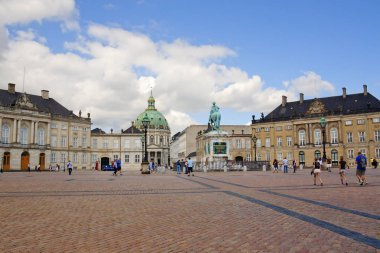 Kopenhag, Danimarka, 2010/07/18, Amalienborg Sarayı. Amalienborg Palace Kopenhag Kraliyet ikametgahı ve Danimarka Kraliyet ailesinin ikamet olduğunu. Karmaşık, sarayın dört bina aynı cephe ve dört kanatlar ile oluşan bir Ekim oluşturur