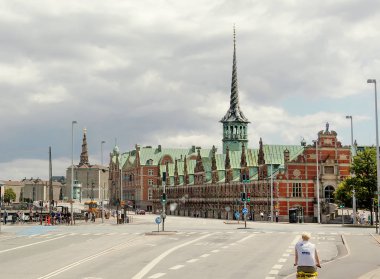 Danimarka, Kopenhag, 2010/07/18, bina değişimi. Copenhagen Menkul Kıymetler Borsası'nın inşa şehrin en büyük tarihsel konumlar biridir. Bakır ile kaplı tuğla renkli bina genişletilmiş zaman çizelgesi yeşil. Benzersiz sivri 