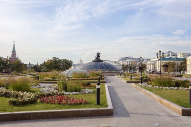 Moscow, Rusya Federasyonu, 10/07/2018, sonbahar Manezhnaya kare üzerinde. Manezhnaya Meydanı Moskova, onun tarihi ve mimarisi için önemli en ünlü yerlerden biri.