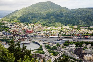 Bergen, Norveç, 2010/07/22, Bridge. Bergen yedi tepe üzerinde bir şehirdir. Bu antik kentin güzel bir değişim ile Köprü süsler .