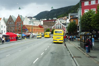 Bergen, Norveç, 2010/07/22, Pazar Meydanı. Meydanın sonunda et görebilirsiniz Pazar bina. Popüler balık pazarı yanında bulunan et pazarı 125 yıllık tarihi vardır. Bu güzel tuğla binanın birinci katında kaplar, deli