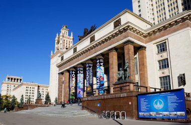 Moscow, Rusya Federasyonu, 10/11/2018, bina Moskova Devlet Üniversitesi. M. V. Lomonosov. Moskova Devlet Üniversitesi M. V. Lomonosov önde gelen, en eski biridir adını ve Rusya, Rus scie merkezlerinden biri en büyük klasik üniversiteler