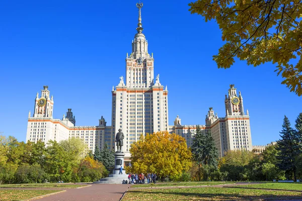 Moscow, Rusya Federasyonu, 10/11/2018, bina Moskova Devlet Üniversitesi. M. V. Lomonosov. Moskova Devlet Üniversitesi M. V. Lomonosov önde gelen, en eski biridir adını ve Rusya, Rus scie merkezlerinden biri en büyük klasik üniversiteler