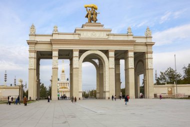 Moscow, Rusya Federasyonu, 10/13/2018, VDKNh sergi. Ana giriş. Fuar ana girişi kemer ulusal ekonominin başarılarının sergi için ana giriş kapısıdır. Zafer takı 1951-1954 yılında inşa edilmiş. 