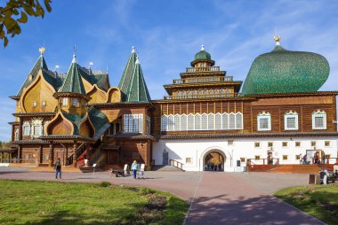 Moscow, Rusya Federasyonu, 10/16/2018, ahşap Saray Çar Alexey Mikhailovich Kolomenskoye (yeniden yapılanma) içinde. Ahşap bir Kraliyet Sarayı Kolomenskoye banliyö köyü 17 yüzyılda inşa edilmiş olduğunu. 