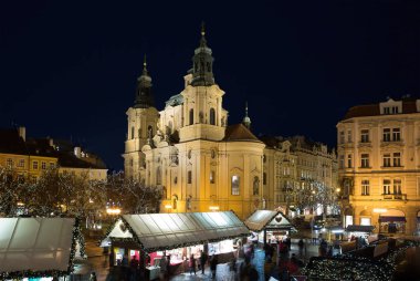 Prag. Çek Cumhuriyeti. Aziz Nikolaos Kilisesi. Stare Mesto, Prag'ın merkezi tarihi bölgesidir. St. Mikulas Kilisesi, Prag'daki Katolik olmayan kiliseler arasında yer alan en büyük dini yapıdır. Bu Hıristiyanlar tarafından ziyaret edilir.