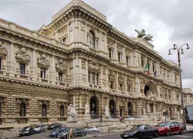 Roma, İtalya, 06/11/2012, Adalet Sarayı. Adalet Sarayı'nın inşası geç Rönesans ve Barok tarzında yapılmıştır. Tiber Nehri'ne bakan binanın ana cephesi büyük bir bronz Quadriga ile taçlandırılır. 10 büyük
