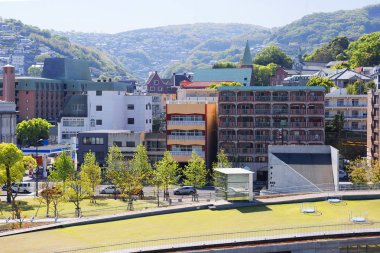 Nagasaki, Japonya, 04/24/2017, deniz kenti. Nagasaki Japonya'da Kyushu Adası yakınındaki Nagasaki Körfezi batısında yer alan bir merkez şehridir. Doğal yeşil tepelerin en güzel bir dünya çevrili Harbor.