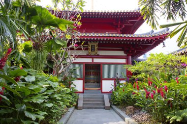 Singapore, 01/19/2018, Buda'nın kutsal diş Tapınağı. Tapınağın kutsal diş Buda'nın çatısında telaş şehir ve Pagoda, on bin Buda bir dua ile emekli hoş nerede küçük bir bahçe olduğunu