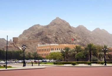 Umman. Muscat. Kale uzaktan görülebilir. Al-Jalali Kalesi, Sultan Qaboos 'un evinin yakınındaki bir uçurumun tepesinde, ikiz kalesi El-Mirani ile birlikte Umman Muscat' ın başkentinin ana savunma hattını oluşturdu..