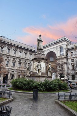 Milan, İtalya, 11 / 27 / 2012, Leonardo da Vinci anıtı. Leonardo da Vinci uzun süre Milan 'da yaşadı ve çalıştı. Milano 'da bu büyük sanatçıya bir anıt dikilmesi şaşırtıcı değil..