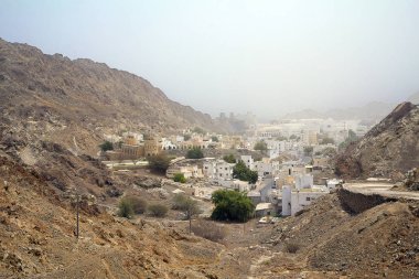Umman. Muscat. Eski kasaba. Muscat, tüm doğu şehirleri gibi, eski ve yeni parçalardan oluşur. Eski kasaba 3-4 katlı, çatıları düz ve balkonları parmaklıklı taş evlerle inşa edilmiş. Burada bir sürü cami var..