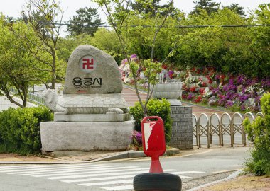 Busan, Güney Kore, 04/25/2017, yol taş - Haedong Yonggungsa Tapınağı için işaretçi. Deniz kıyısında çok güzel bir Budist Tapınağı Hadon Enhansa, bu.