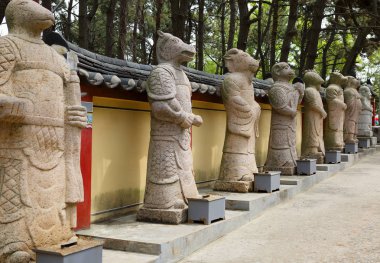 Busan, Güney Kore, 04/25/2017, Hadon Yenguns Tapınağı. Sokak Doğu burç on iki burç figürleri ile.