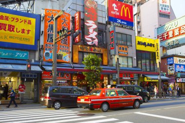 Tokyo, Japonya, 04/18/2017, Ueno bölge. Ueno bölgesi Tokyo en eski bölgelerinden biridir. Yeni alışveriş merkezleri ortaya çıkması rağmen eski Tokyo atmosferini burada hüküm sürer. Ueno restoran ve bar yakından iç içe, bir s şekillendirme