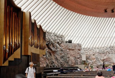 Helsinki, Finlandiya, 2010/07/15, aynı kilise. Bu bir Lutheran parish Kilisesi Helsinki Merkez semtlerinden birinde var. Kilisenin iç alanı kayaya kesilmiş, ama binanın doğal ışık delici thr bir yeri vardır