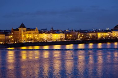 Prag. Çek Cumhuriyeti. Gece şehri. Geceleri Prag'ın ışıkları Vltava'ya yansıyor..