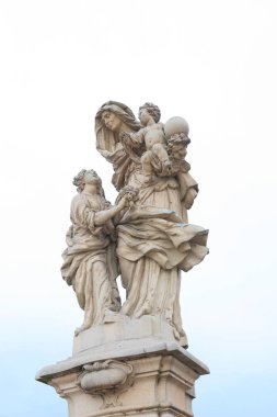 Prag, Çek Cumhuriyeti, 01/03/2017, Charles Köprüsü. Aziz Anna, Meryem Ana 'nın annesi, evlilik, Bebek, anne ve dul koruyucum. St Anne ellerinde bebek ISA oturur, dünya tutan. 