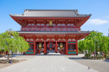 Tokyo, Japonya, 04/20/2017, Asakusa. Senso-Ji Tapınağı. Bir kapı. Büyük kapılar, Hozomon (gate-Hazine) denir. Bu görkemli binanın ikinci katında olan değerler tapınağın cou önemli bir kültürel miras ilan etti