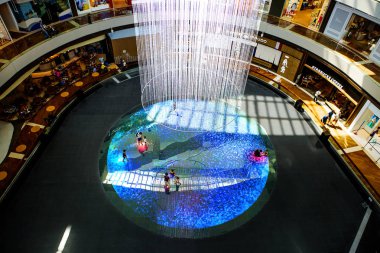 Singapur, 01/21/2018, yükleme teamlab sistemini kullanarak Marina Bay Sands içinde ışık. Alışveriş Merkezi Singapur - Marina Bay Sands en ünlü otellerinden biri olan yer alır. 