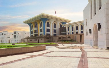 Muscat. Umman. Kraliyet Sarayı. Kraliyet Sarayı Muscat şehrindeki Umman Körfezi 'nde iki ikiz kale arasında yer almaktadır..