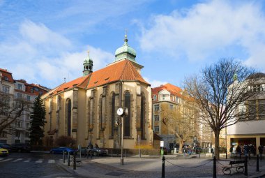 Prag. Çek Cumhuriyeti, Kutsal Ruh Kilisesi. Bu cazibe merkezi Prag ziyaret etmek için önerilen yerler listesinde yer almaktadır. Tam bir yeniden yapılanma sonra, binanın mimarisi Gotik ve Barok bir kombinasyon haline döndü.