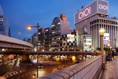 Tokyo, Japonya, 04/18/2017, Ueno bölge. Ueno bölgesi Tokyo en eski bölgelerinden biridir. Yeni alışveriş merkezleri ortaya çıkması rağmen eski Tokyo atmosferini burada hüküm sürer. Ueno restoran ve bar yakından iç içe, oluşturan bir 