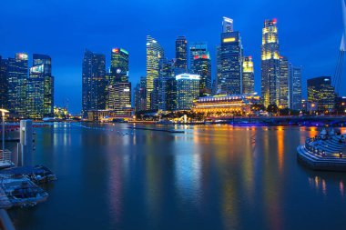 Akşam Singapur. Işıklı cepheler, Magazin Reklam uyarı ışıkları büyük şehrin sessiz müzik vardır.