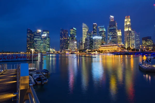 Večer Singapur Osvětlené Fasády Světla Reklamních Novinách Jsou Tiché Hudby — Stock fotografie