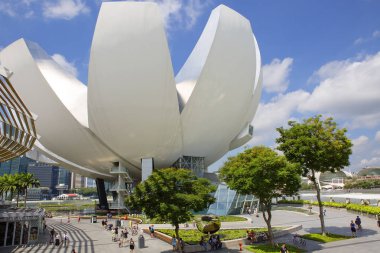 Singapur 01/21/2018, bilim ve binanın kendisi her biri farklı bir çapa sahip bir çiçek yaprakları, şeklinde yapılan Singapur Sanat Müzesi. En büyük petal 60 metre ulaşır. Yapımında kullanılan teknoloji 