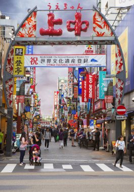 Tokyo, Japonya, 04/18/2017, Ueno bölge. Ueno bölgesi Tokyo en eski bölgelerinden biridir. Yeni alışveriş merkezleri ortaya çıkması rağmen eski Tokyo atmosferini burada hüküm sürer. Ueno restoran ve bar yakından iç içe, bir s şekillendirme