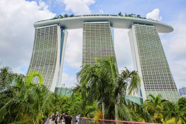 Singapur 01/18/2018, Marina Bay Sands hotel Botanik Bahçe görünümünü. Üç 55 katlı kuleleri oluşan otel, körfezin ana çekim olduğunu bir tekne şeklinde bir büyük gözlem güverte üzerine United.