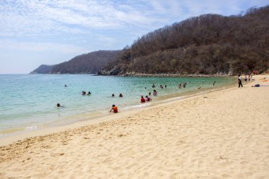 Huatulco, Meksika, 03/06/2016, plaj. Huatulco Bay muhteşem dağları, yamaçlar, vadiler ve bol bitki örtüsü, muhteşem plajları ile pitoresk bir cennettir.